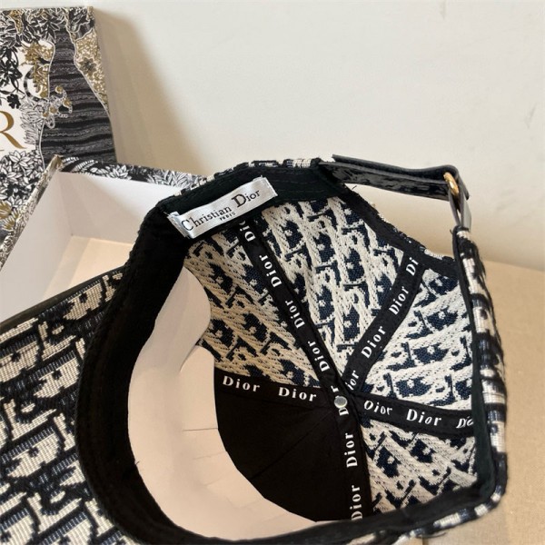 Dior ディオールブランドキャップ レディース 英字 ワンポイント 刺繍 アジャスター 調節 帽子 きゃっぷ ぼうし ホウシ 黒 ブラック 白 ホワイト アイボリー 可愛い カワイイ おしゃれ お洒落 オシャレ UV カット 紫外線 日よけ