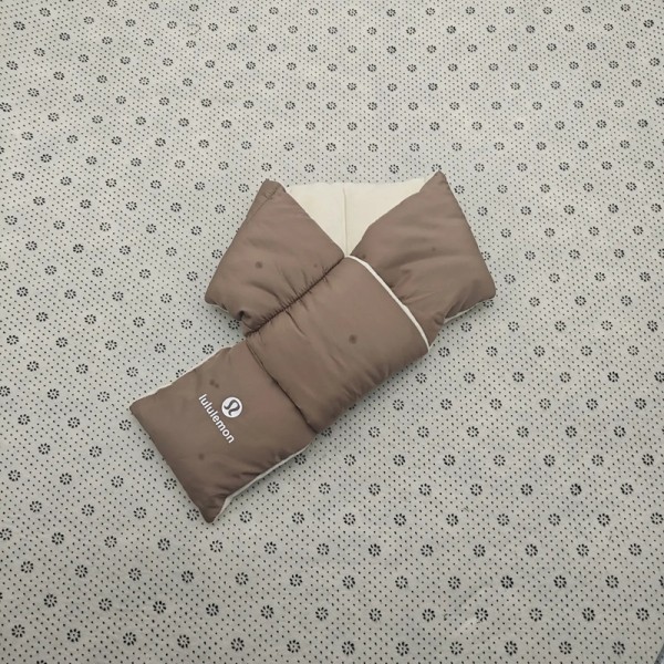 ルルレモン Lululemon ハイブランド ダウン マフラー 防寒 暖かい エコダウン入り 軽量 ネックウォーマー 無地 シンプル メンズ レディース キッズ 男女兼用 秋冬 おしゃれ 防水