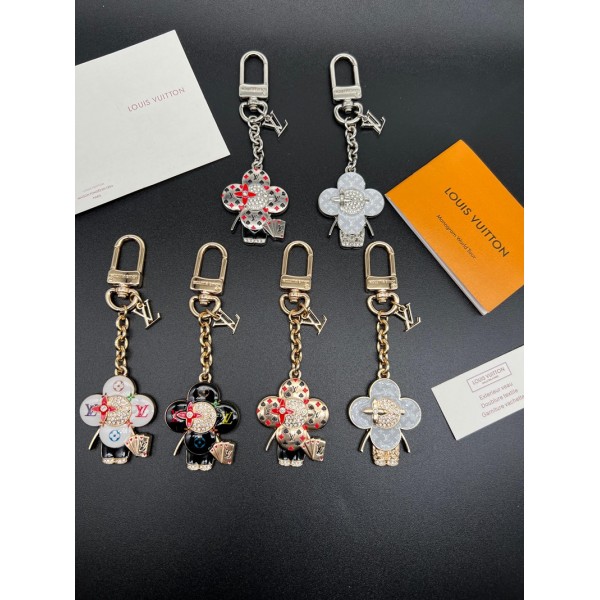 ルイヴィトンキーケース リール キーリール 鍵入れ ハイブランドLV キーリング ひまわり チャーム キーホルダー バッグ バッグチャーム  金属 カラビナ ナスカン 鍵 かわいい