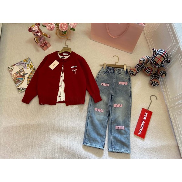 ミュウミュウ MiuMiuハイブランド 女の子 カーディガン デニムパンツ 2点セット ニットセーター ズボン 110~170cm 赤い 厚手 高弾 蝶結び柄 ボタン ウエストハイランダー刺繍 保温 おしゃれ 可愛い 柔らかい 子供服 ガールズ 秋冬