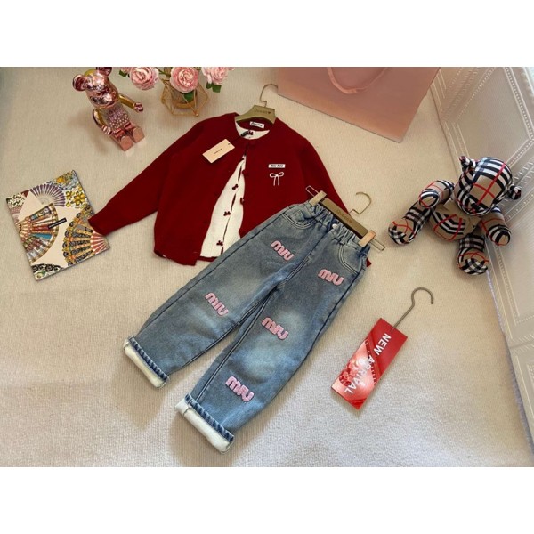 ミュウミュウ MiuMiuハイブランド 女の子 カーディガン デニムパンツ 2点セット ニットセーター ズボン 110~170cm 赤い 厚手 高弾 蝶結び柄 ボタン ウエストハイランダー刺繍 保温 おしゃれ 可愛い 柔らかい 子供服 ガールズ 秋冬