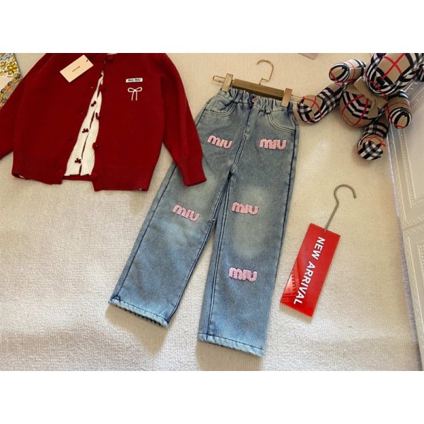 ミュウミュウ MiuMiuハイブランド 女の子 カーディガン デニムパンツ 2点セット ニットセーター ズボン 110~170cm 赤い 厚手 高弾 蝶結び柄 ボタン ウエストハイランダー刺繍 保温 おしゃれ 可愛い 柔らかい 子供服 ガールズ 秋冬