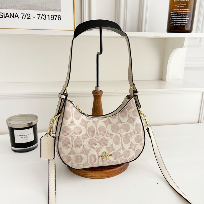 Coach三日月型バッグ 女性