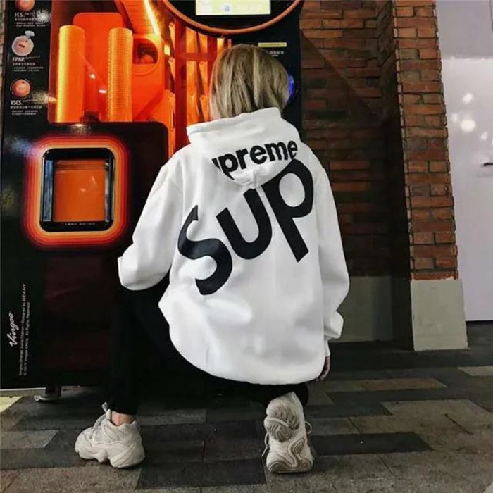 supremeパーカー　おしゃれ