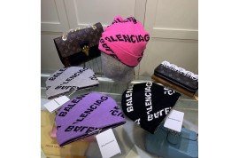 ファッションハイブランドchanelカチューシャと balenciagaニット帽