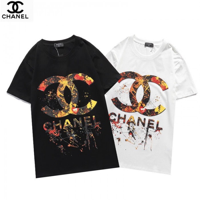 CHANELのロゴ入りTシャツ-