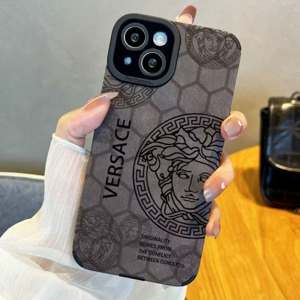 Versace ヴェルサーチiphone 18 pro max 18 pro 17 air 16pro 15 plus 15 14 pro max ケース ハイブランド モノグラム柄 レディース スエード調 スマホケースストラップ ブランド携帯カバー iphone 18 18 pro max ケース 高見え