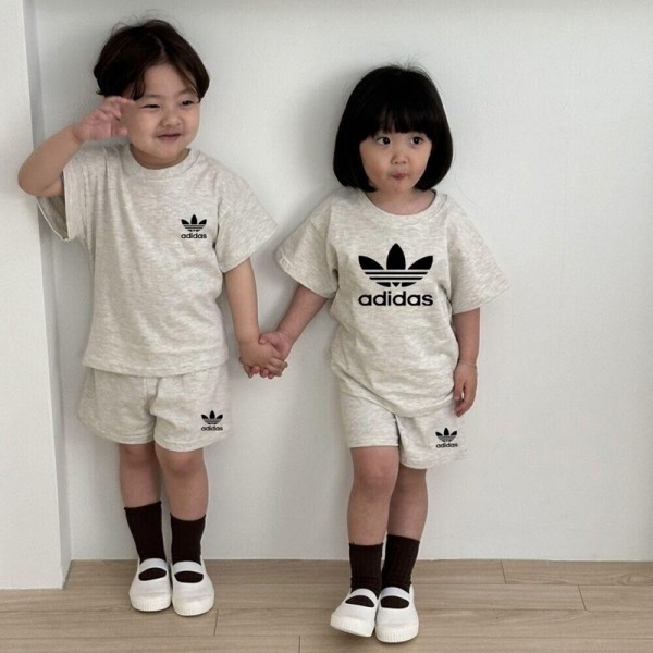Adidas アディダスハイブランド子供スポーツウェア 男の子 女の子 半袖Ｔシャツ+ハーフパンツ上下セットアップ2点 90-150CM ジャージ コットン 夏服 吸汗速乾 通気 薄手 子供服 キッズ カジュアル ジュニア 普段着 通学 体操服 運動服 