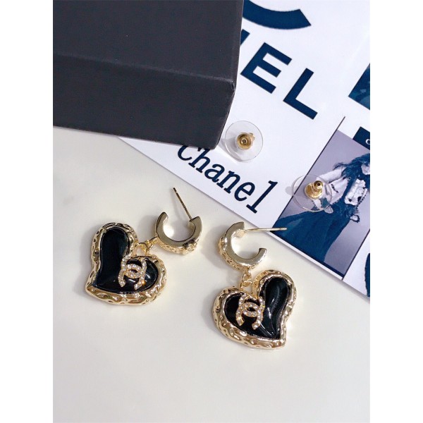 シャネル CHANEL ピアス キラキラ　黒　パーティー ファション アクセサリー お洒落