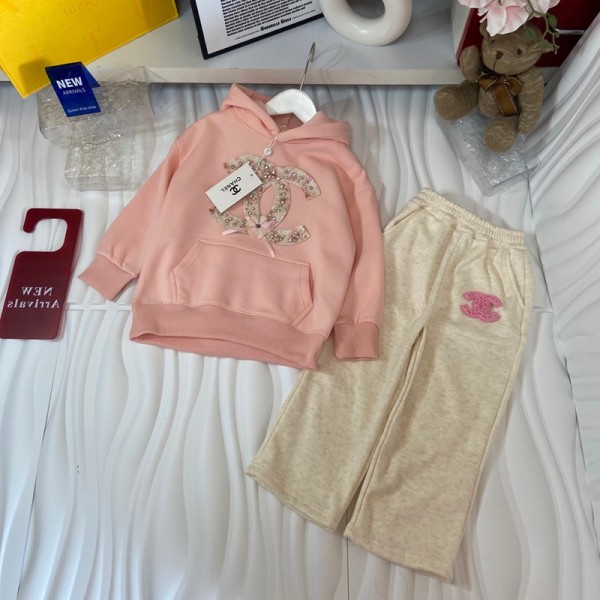 Chanel シャネルブランドパーカー セットアップ キッズ 女の子 立体ロゴ付き 厚手 フード付き スウェット 100¬160cm 上下 2点セット 裏起毛 ジャージ 子供服 長袖 コート トップス スウェット 長パンツ 防寒 可愛い カジュアル スポーツ 部屋着 春 秋 冬