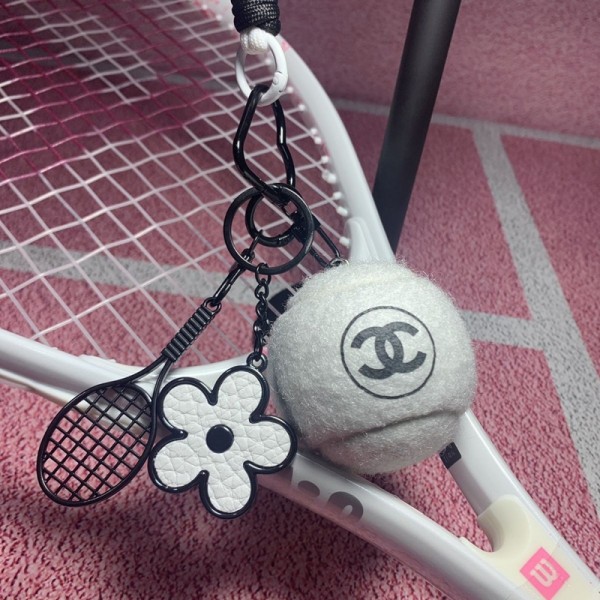 シャネルブランドキーホルダー 個性テニスボールラケットデザイン Chanelキーチェーン かわいい キーリング レディース メンズ ユニセックス テニスグッズ バッグチャーム 誕生日プレゼント