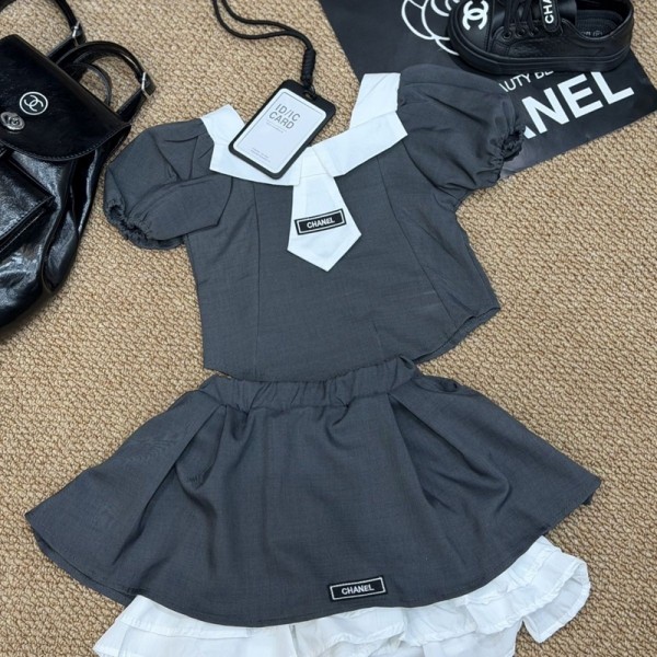 Chanel シャネルブランド子供服 サマー洋服セット ネクタイ付き かわいい 半袖トップス プリーツスカート 2点セット 女の子 キッズ 韓国風 カジュアルコーデ 90-140CM