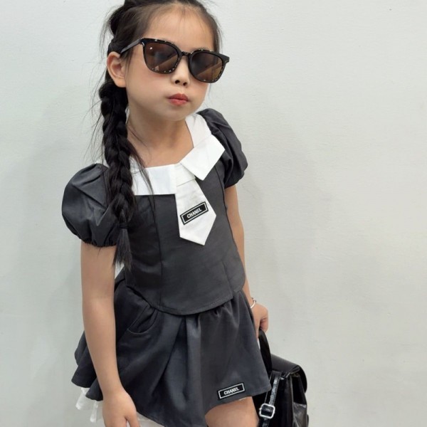 Chanel シャネルブランド子供服 サマー洋服セット ネクタイ付き かわいい 半袖トップス プリーツスカート 2点セット 女の子 キッズ 韓国風 カジュアルコーデ 90-140CM