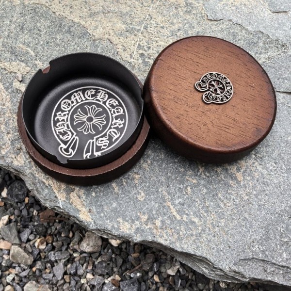 ハイブランドChrome Hearts ふた付き 灰皿 クロムハーツ喫煙具 ステンレス 木製 防臭 密閉 卓上 屋外 室内 携帯可能 洗い可能 灰捨て簡単 ステンレス受け皿 インテリア 雑貨 プレゼント ギフト 葉巻 喫煙具 オフィス 卓上 タバコ用灰皿