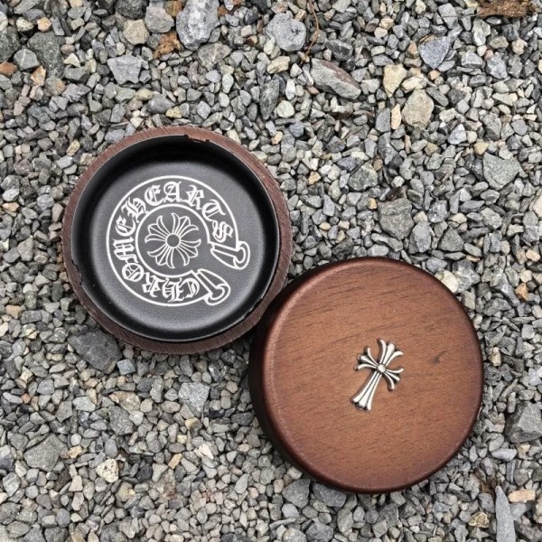 ハイブランドChrome Hearts ふた付き 灰皿 クロムハーツ喫煙具 ステンレス 木製 防臭 密閉 卓上 屋外 室内 携帯可能 洗い可能 灰捨て簡単 ステンレス受け皿 インテリア 雑貨 プレゼント ギフト 葉巻 喫煙具 オフィス 卓上 タバコ用灰皿