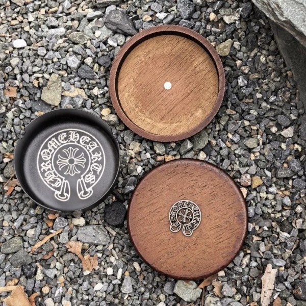 ハイブランドChrome Hearts ふた付き 灰皿 クロムハーツ喫煙具 ステンレス 木製 防臭 密閉 卓上 屋外 室内 携帯可能 洗い可能 灰捨て簡単 ステンレス受け皿 インテリア 雑貨 プレゼント ギフト 葉巻 喫煙具 オフィス 卓上 タバコ用灰皿