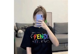 ブランドフェンディ tシャツとディオール ハンドバッグとシャネル イヤリング