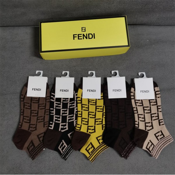 Fendi フェンディハイブランド ソックス 綿製レディース向け 靴下 かわいいコットン 靴下 メンズ 通気性ブランドソックス 男女兼用 ファッション