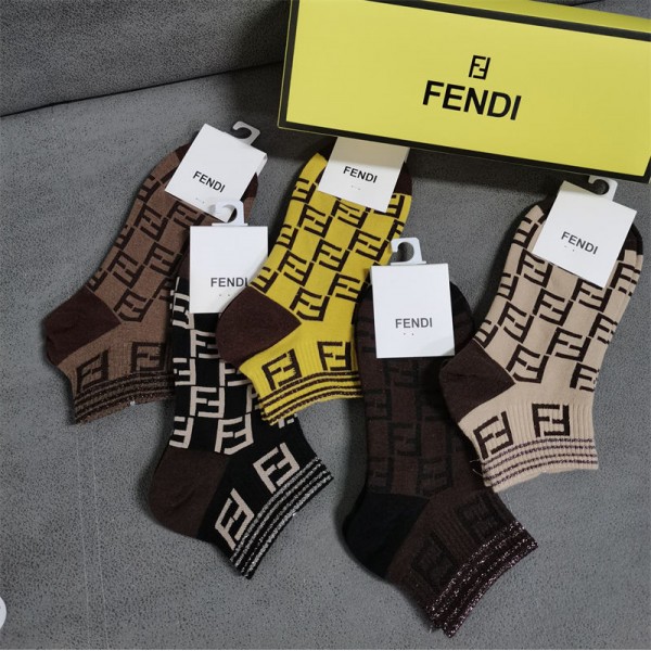 Fendi フェンディハイブランド ソックス 綿製レディース向け 靴下 かわいいコットン 靴下 メンズ 通気性ブランドソックス 男女兼用 ファッション