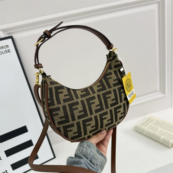 Fendi フェンディブランドホーボーバッグ ギャザーバッグ ハーフムーンバッグ ショルダーバッグ ギャザー レディース 大きめ 大容量 三日月 シャーリング ブラック ホワイト ショルダー バック 肩掛け 斜めがけ 鞄 カバン おしゃれ かわいい