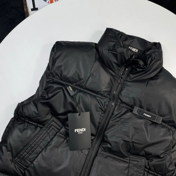 Fendi フェンディブランドキッズ ダウン ベスト 暖かい 子供 女の子 中綿ジャケット 軽量 前開き 子供服 男の子 アウター ベビー 中綿コート 綿入れ 保温 防寒対策 防風 通園 通学 春 秋 冬100-160cm