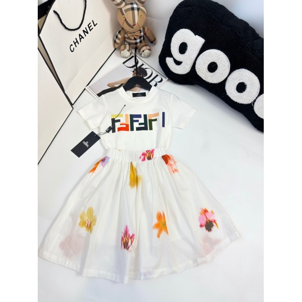 Fendi フェンディブランド子供tシャツスカート キッズ半袖Tシャツカットソー セットアップ かわいい 大人の上質Tシャツtシャツ ユニセック ブランドキッズ服 100¬150cm