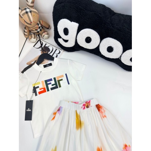 Fendi フェンディブランド子供tシャツスカート キッズ半袖Tシャツカットソー セットアップ かわいい 大人の上質Tシャツtシャツ ユニセック ブランドキッズ服 100¬150cm