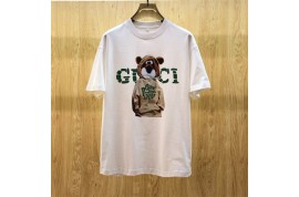 ハイブランドグッチ tシャツとフェンディ 野球帽とヴィトン ショルダーバッグ