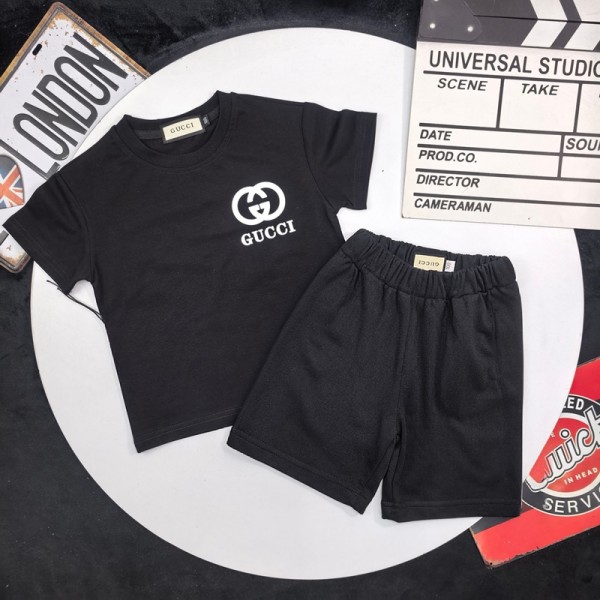 グッチブランドGUCCI キッズ 半袖 丸首 子供服セットアップ 綿Ｔシャツ ショートパンツ ロゴプリント半袖Tシャツ&ショーツセット スクールスポーツ 90-160cm