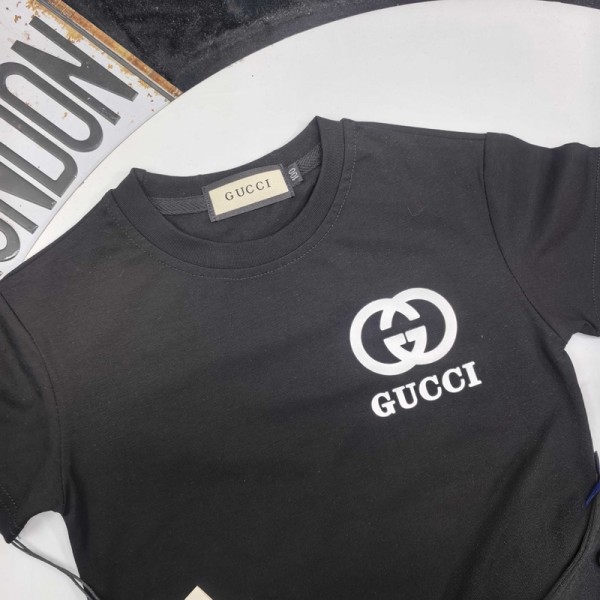 グッチブランドGUCCI キッズ 半袖 丸首 子供服セットアップ 綿Ｔシャツ ショートパンツ ロゴプリント半袖Tシャツ&ショーツセット スクールスポーツ 90-160cm