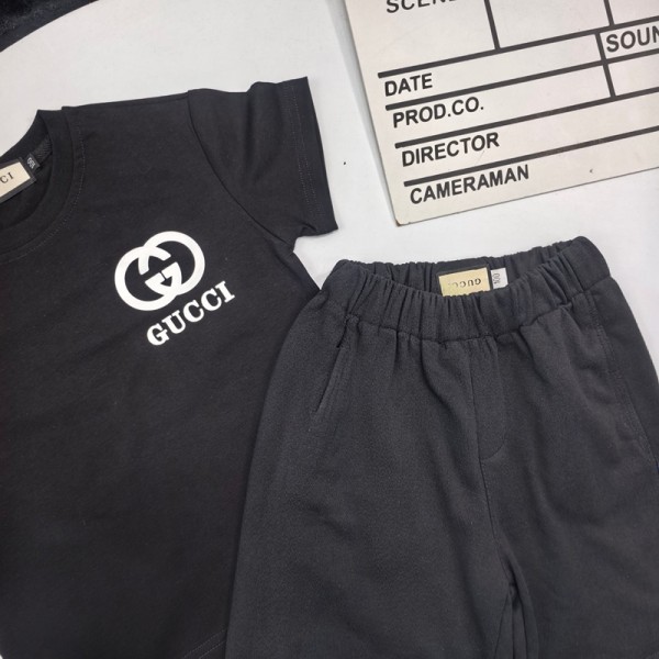 グッチブランドGUCCI キッズ 半袖 丸首 子供服セットアップ 綿Ｔシャツ ショートパンツ ロゴプリント半袖Tシャツ&ショーツセット スクールスポーツ 90-160cm