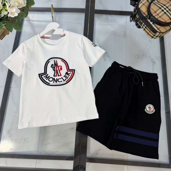 Moncler モンクレールブランド子供服 男の子 セットアップ 夏服 半袖 Tシャツ ハーフパンツ 半ズボン 110-160cm 上下セット 子供 ジャージ 上下セット 男の子 刺繍 カジュアル 韓国 お洒落 男の子 半袖スウェット セットアップ キッズ 