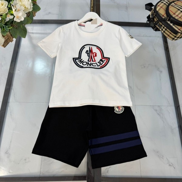 Moncler モンクレールブランド子供服 男の子 セットアップ 夏服 半袖 Tシャツ ハーフパンツ 半ズボン 110-160cm 上下セット 子供 ジャージ 上下セット 男の子 刺繍 カジュアル 韓国 お洒落 男の子 半袖スウェット セットアップ キッズ 