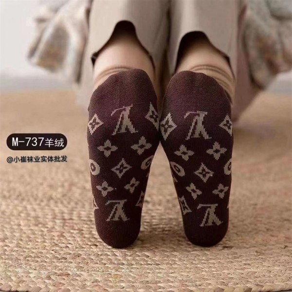 Lv ルイヴィトンハイブランド ソックス 綿製レディース向け 靴下 かわいいブランドミドルソックス 高品質ブランドソックス 男女兼用 ファッション