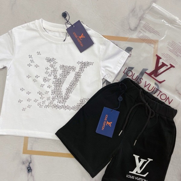 Lv ルイヴィトンハイブランド子供服 セットアップ 2点上下セット スウェット 夏 半袖トップス 短パン ポケット付き 英字柄プリント 可愛い キッズ 小学生 中学生 通園 通学 カーキ 90-160cm