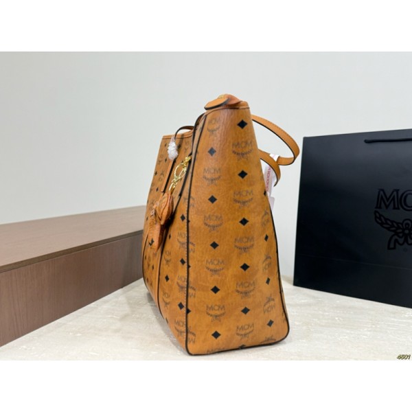 Mcm エムシーエムブランドトートバッグ ショルダーバッグ 大容量 レディース メンズ 肩掛けバッグ 大きめ エコレザー 合皮 シンプル モノグラム柄 A4 横型 男女兼用 ビジネス 内ポケット有り ファスナー付き