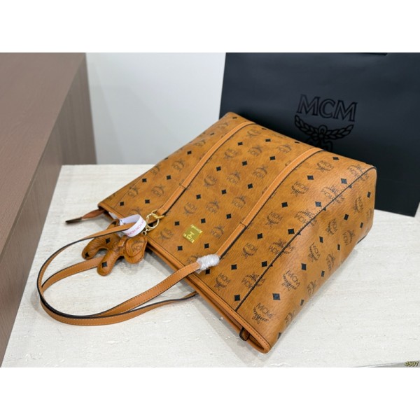 Mcm エムシーエムブランドトートバッグ ショルダーバッグ 大容量 レディース メンズ 肩掛けバッグ 大きめ エコレザー 合皮 シンプル モノグラム柄 A4 横型 男女兼用 ビジネス 内ポケット有り ファスナー付き