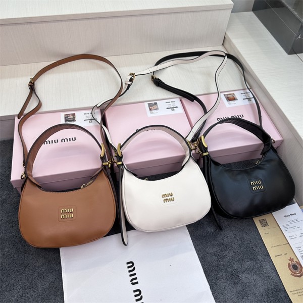 ミュウミュウ MiuMiuブランドハンドバッグ レディース 小さめ 斜めがけ 大人 2way PUレザー ホーボーバッグ ショルダーバッグ かっちり 肩掛け 通勤 通学 おしゃれ ミニ ミニハンドバッグ ミニショルダー バックハーフムーン