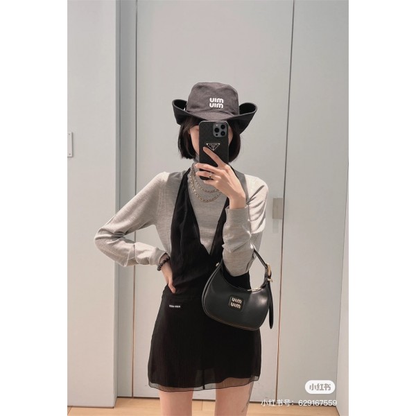 ミュウミュウ MiuMiuブランドハンドバッグ レディース 小さめ 斜めがけ 大人 2way PUレザー ホーボーバッグ ショルダーバッグ かっちり 肩掛け 通勤 通学 おしゃれ ミニ ミニハンドバッグ ミニショルダー バックハーフムーン