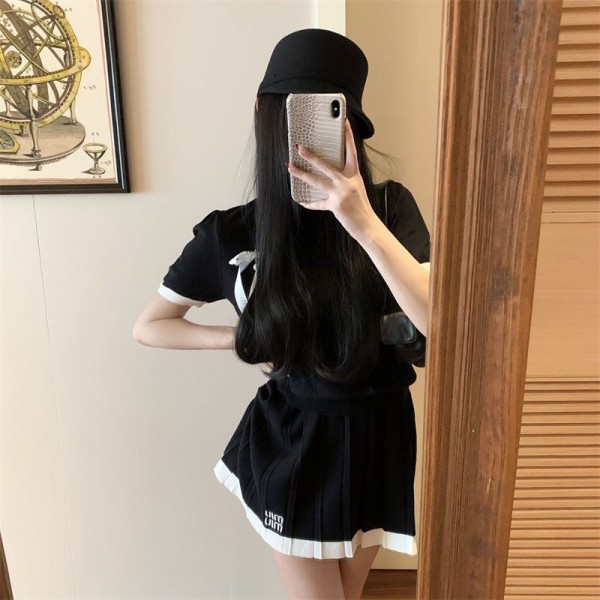 ミュウミュウ MiuMiuブランドセットアップ サマーニット レディース S- XL 半袖 ｔシャツ ショートプリーツスカート 上下セット かわいい きれいめ 通気 柔らい ゆったり 大きいサイズ 体型カバー ルームウェア お出掛け 部屋着 夏服