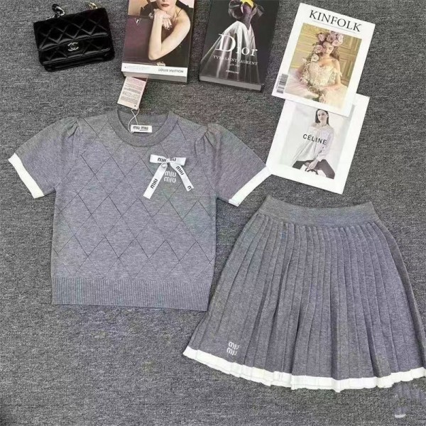ミュウミュウ MiuMiuブランドセットアップ サマーニット レディース S- XL 半袖 ｔシャツ ショートプリーツスカート 上下セット かわいい きれいめ 通気 柔らい ゆったり 大きいサイズ 体型カバー ルームウェア お出掛け 部屋着 夏服