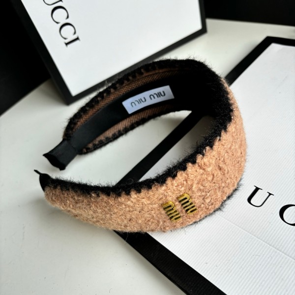 ミュウミュウ MiuMiuハイブランドカチューシャ ハイクオリティ髪飾り カチューシャ メタルロゴ ボアカチューシャ 髪アレンジ