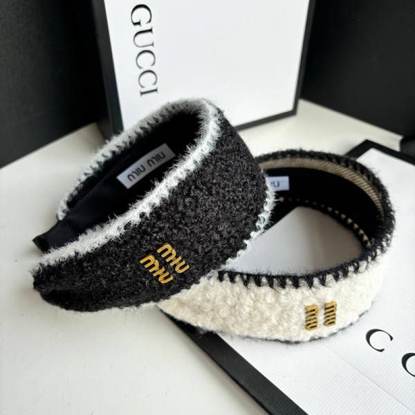 ミュウミュウ MiuMiuハイブランドカチューシャ ハイクオリティ髪飾り カチューシャ メタルロゴ ボアカチューシャ 髪アレンジ