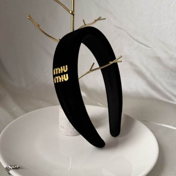 ミュウミュウ MiuMiuハイブランドカチューシャ 痛くないカチューシャ ヘアアクセ ヘアアクセサリー レディース ベロア ベルベット 金具 太め 人気 可愛い 痛くない 韓国 黒 ブラック 