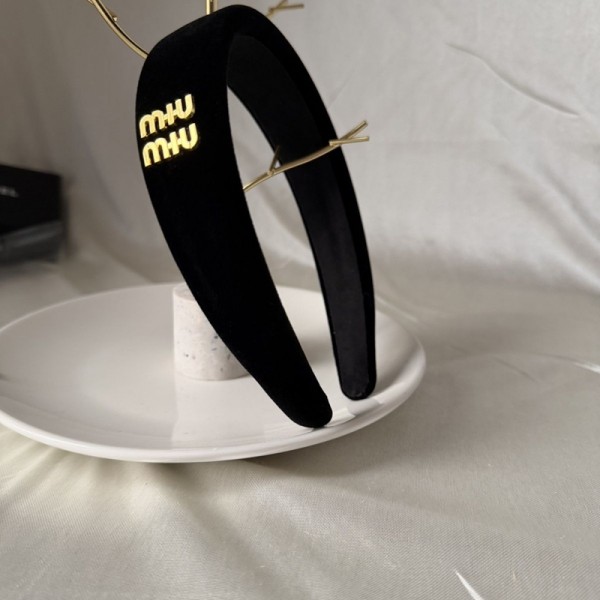 ミュウミュウ MiuMiuハイブランドカチューシャ 痛くないカチューシャ ヘアアクセ ヘアアクセサリー レディース ベロア ベルベット 金具 太め 人気 可愛い 痛くない 韓国 黒 ブラック 