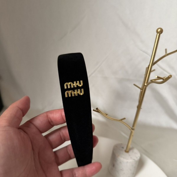 ミュウミュウ MiuMiuハイブランドカチューシャ 痛くないカチューシャ ヘアアクセ ヘアアクセサリー レディース ベロア ベルベット 金具 太め 人気 可愛い 痛くない 韓国 黒 ブラック 
