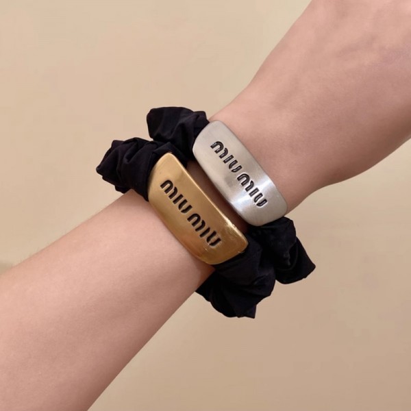 ミュウミュウ MiuMiuブランドヘアゴム かわいい ブランド可愛いヘアシュシュ ブランドヘアアレンジ 女性 かわいい ヘアアクセサリーハイブランド
