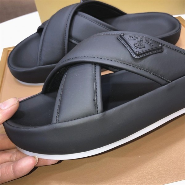 Prada プラダハイブランドスリッパ メンズ レザーサンダル 革 ビーチサンダル クロスストラップ 軽量 シンプル 男性用 サマーシューズ 通気 245¬270mm 柔らかい 室外 室内 大きいサイズ 滑り止め 蒸れにくい 海辺 砂浜 フラット カジュアル