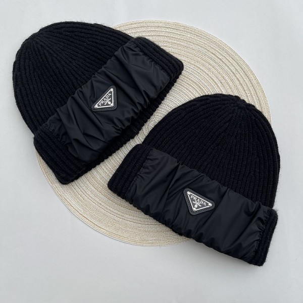 Prada プラダハイブランドニット帽 レディース 冬ビーニー 軽量 柔らかい 厚手 帽子 暖かい 防寒 防風 保温 あったかい 厚手 耐久性 柔らかい ふわふわ ストレッチ性 無地 オシャレ シンプル ニットキャップ 防寒着 ニット帽子 ランニング