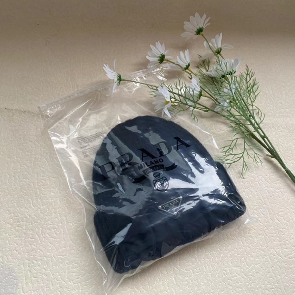 Prada プラダハイブランドニット帽 レディース 冬ビーニー 軽量 柔らかい 厚手 帽子 暖かい 防寒 防風 保温 あったかい 厚手 耐久性 柔らかい ふわふわ ストレッチ性 無地 オシャレ シンプル ニットキャップ 防寒着 ニット帽子 ランニング